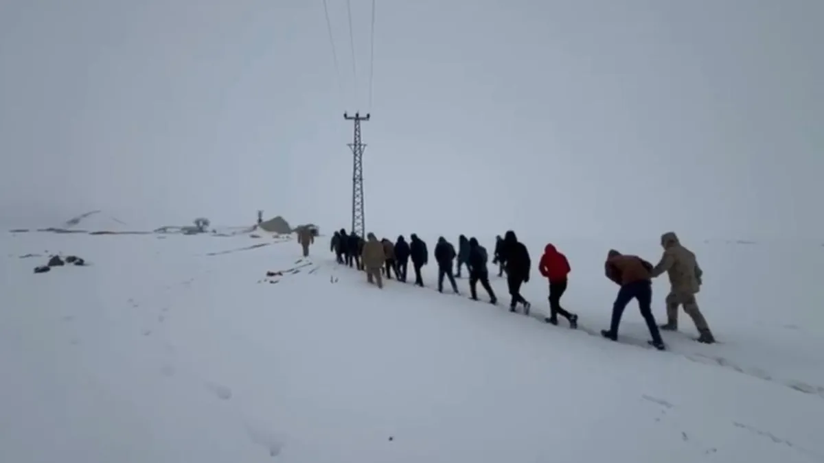 26 İlde göçmen kaçakçılığı organizatörlerine operasyon: 59 tutuklama 26 İlde göçmen kaçakçılığı organizatörlerine operasyon: 59 tutuklama