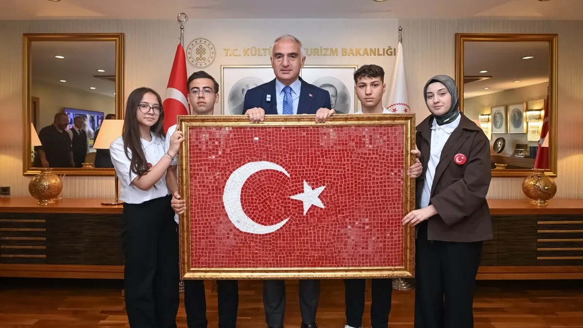 Bakan Ersoy 19 Mayıs’ta genç sanatçıları ağırladı Bakan Ersoy 19 Mayıs’ta genç sanatçıları ağırladı