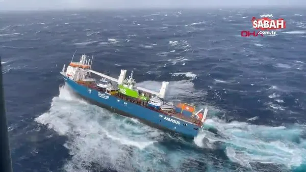 Okyanustaki fırtınada dev dalgaların arasında kalan gemi mürettebatı ölümden böyle kurtarıldı