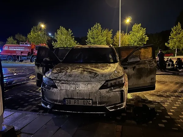 kayseride-sarj-istasyonunda-elektrikli-otomobil-alev-aldi-o-anlar-kamerada-1785303903202.jpg