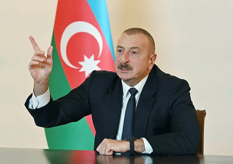 Son dakika haberi: Aliyev bu sözlerle duyurdu! Tarihi köprüye Azerbaycan bayrağı dikildi