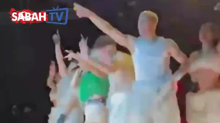 Hande Yener'de konserde skandal slogan!