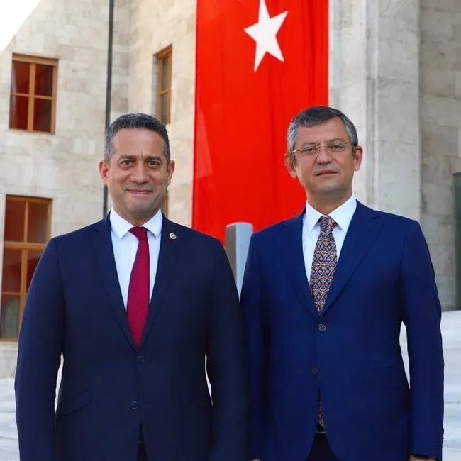 son-dakika-tekne-skandali-sonrasi-chpde-kriz-buyuyor-ozgur-ozel-ile-veli-agbaba-ali-mahir-basarira-sert-cikti-1777543087228.jpg