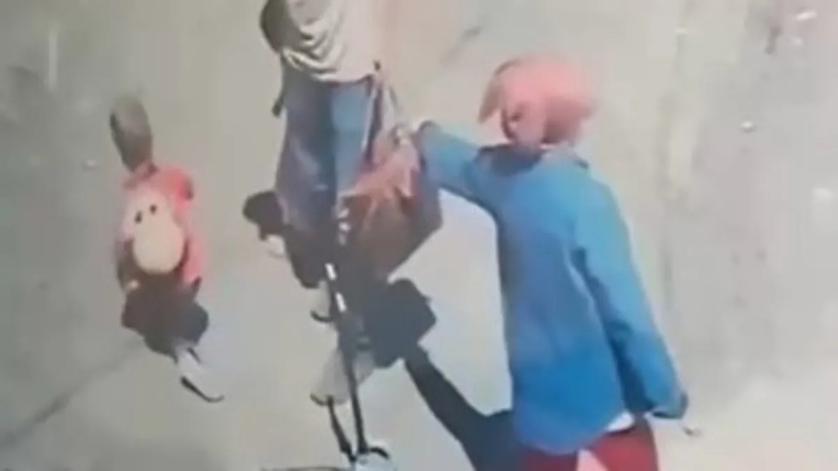 Van’da akılalmaz olay: Sokak ortasında 4 yaşındaki çocuğa saldırdı! O anlar kamerada… Van’da akılalmaz olay: Sokak ortasında 4 yaşındaki çocuğa saldırdı! O anlar kamerada…