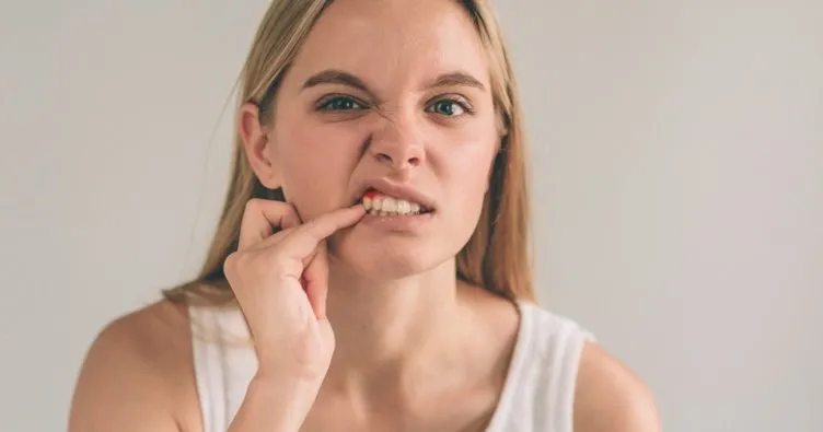 Diş eti çekilmesi neden olur, nasıl geçer ve belirtileri nelerdir? Diş eti çekilmesine ne iyi gelir?