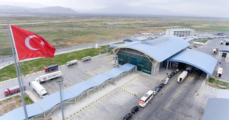 Azerbaycan yolcu geçişlerini durdurdu