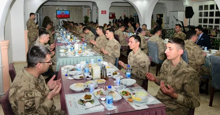 Bingöl Valisi Usta, İl Jandarma Komutanlığı’nda Mehmetçikle iftar açtı