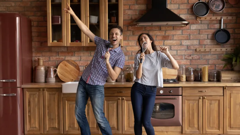 KADINLAR İLGİ ERKEKLER TAKDİR PEŞİNDE