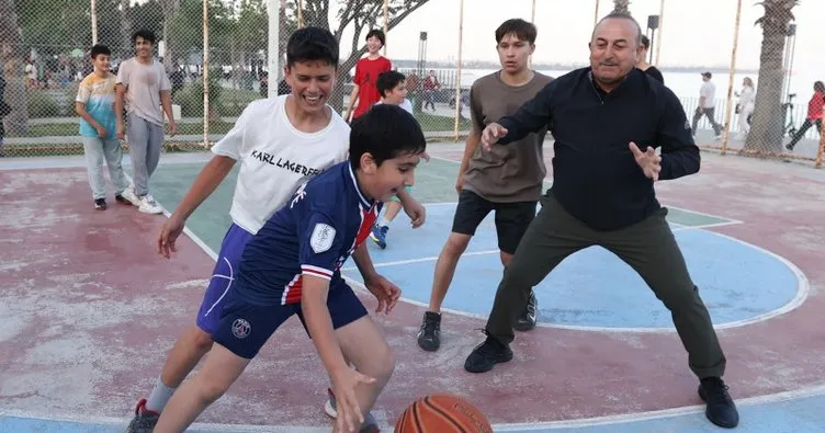 Bakan Çavuşoğlu, gençlerle basketbol oynadı