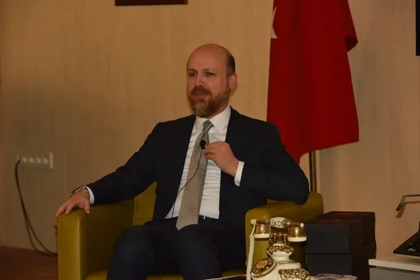 ilim-yayma-vakfi-mutevelli-heyeti-baskani-necmeddin-bilal-erdogan-genclerle-bulustu-1778599087378.jpg