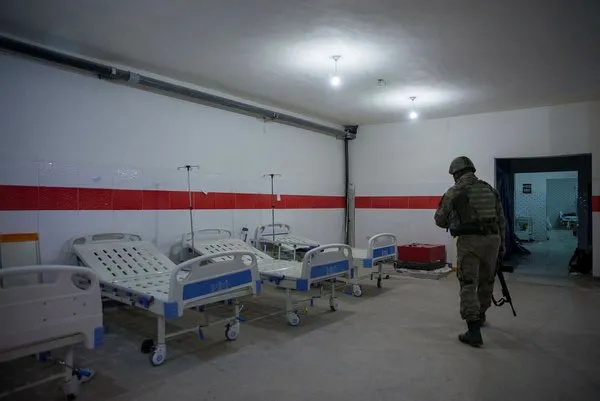 Mehmetçik Afrin'de teröristlerin tam teşekküllü yer altı hastanesine girdi