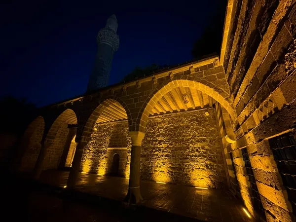 diyarbakirda-tarihi-mekanlar-isiklandirildi-1779202350797.jpg