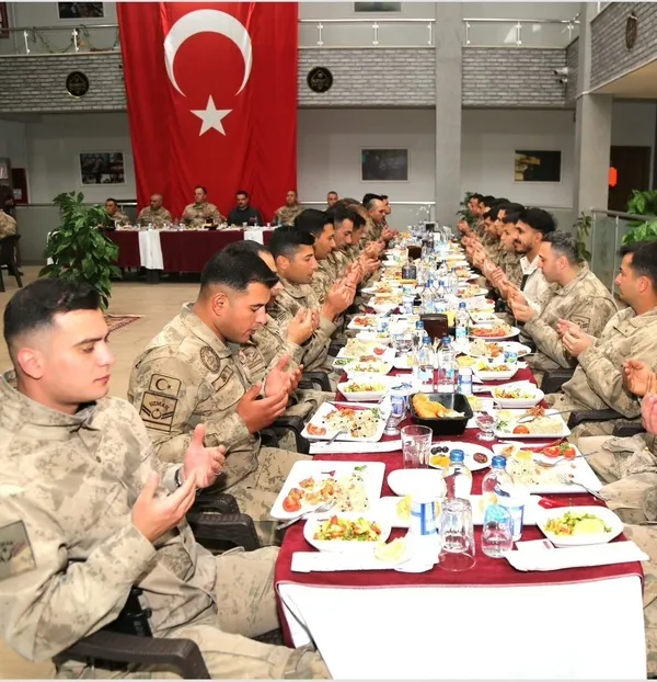 harran-kaymakami-suriye-sinirinda-jandarma-ile-iftarda-bulustu-1742801473504.jpg