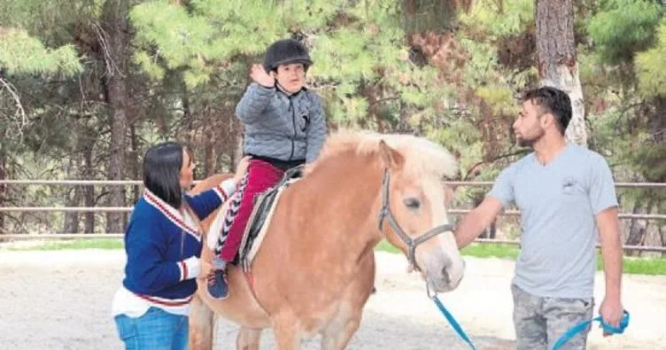 Down sendromlu çocuklara atla terapi