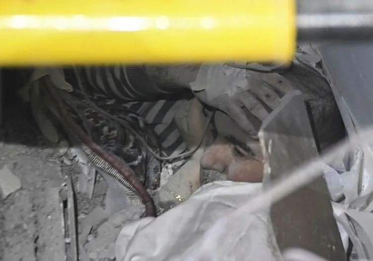 Kahramanmaraş deprem bölgesinde ağlatan anlar: 2 aylık bebek ölümünden parmağını emerek çıktı!