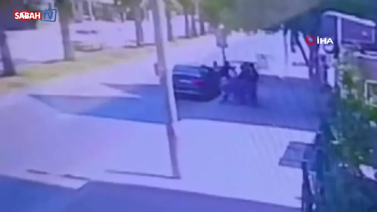 Çocuğuyla bankta oturuyordu, otomobilden inen 5 kadının saldırısına uğradı! Hem dövdüler hem videoya çektiler videosunu izle Çocuğuyla bankta oturuyordu, otomobilden inen 5 kadının saldırısına uğradı! Hem dövdüler hem videoya çektiler videosunu izle
