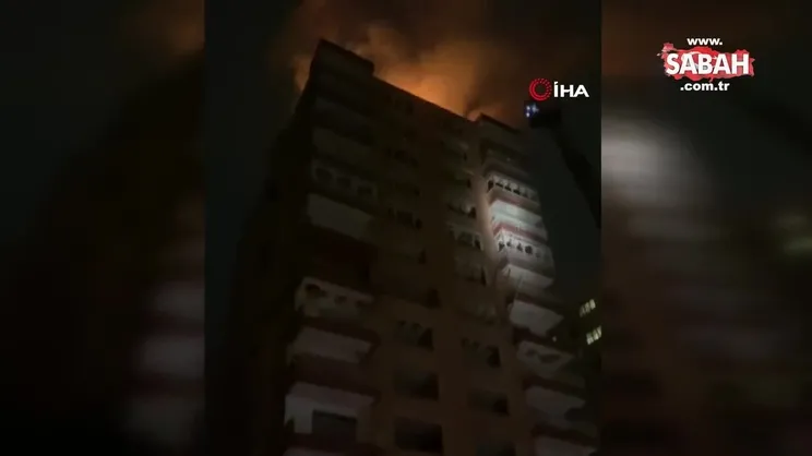 Kadıköy'de apartmana yıldırım düştü, çatı alev alev yandı