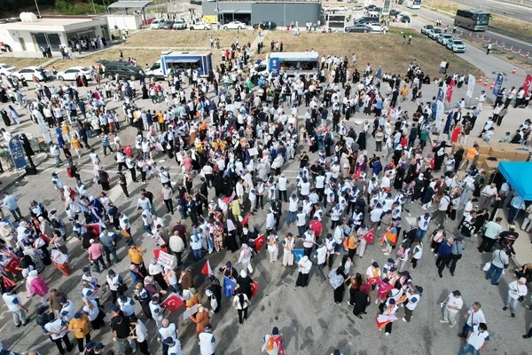 300-otobusluk-ak-parti-konvoyu-yola-cikti-istanbul-teskilatindan-ankaraya-15-bin-kisilik-cikarma-1786702729493.jpg 300 otobüslük AK Parti konvoyu yola çıktı! İstanbul teşkilatından Ankara'ya 15 bin kişilik çıkarma