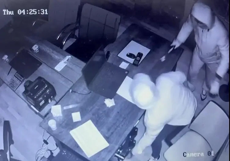 Fatih’te, 4 milyonluk vurgunun görüntüleri ortaya çıktı: Kasayı işte böyle çalmışlar!