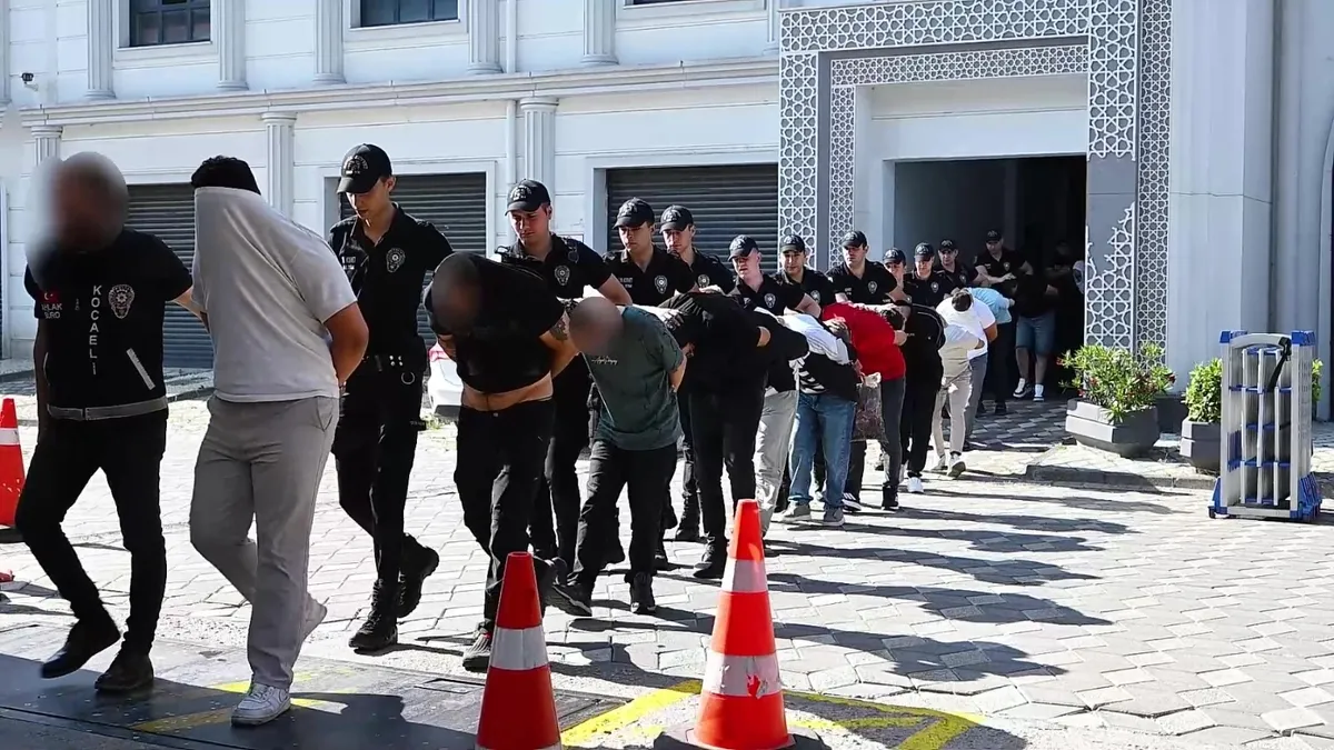 Kocaeli'de fuhuş operasyonu kapsamında gözaltına alınan şüpheliler adliyeye sevk ediliyor.