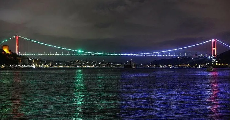 FSM Köprüsü Azerbaycan bayrağı renkleriyle aydınlatıldı
