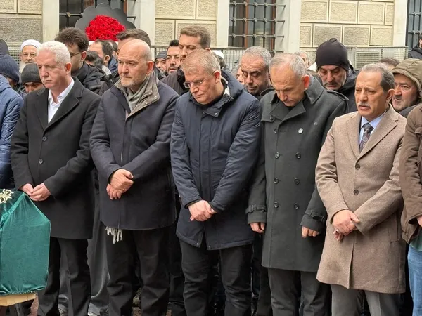 sabahin-aci-gunu-haber-koordinatoru-kenan-kiranin-annesi-son-yolculuga-ugurlandi-1774190266767.jpg
