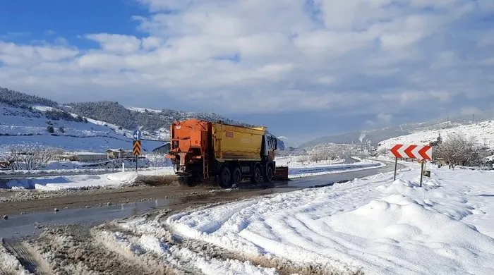 Osmaniye’nin yüksek kesimlerinde kar temizleme çalışmaları sürüyor