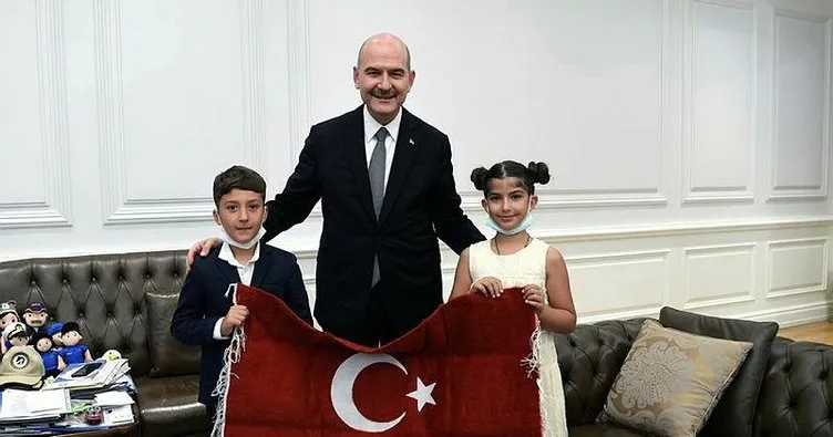 İçişleri Bakanı Soylu, Batman’da duvara asılı Türk bayrağını öpen çocukları ağırladı