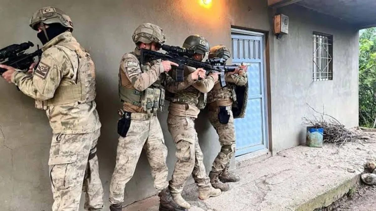 İzmir’de FETÖ’nün gaybubet evlerine baskın: 9 gözaltı İzmir’de FETÖ’nün gaybubet evlerine baskın: 9 gözaltı