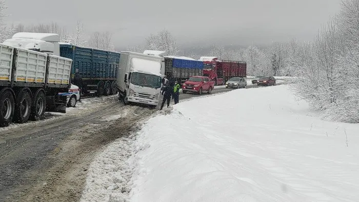 Kütahya Domaniç’te aniden bastıran kar trafiği felç etti