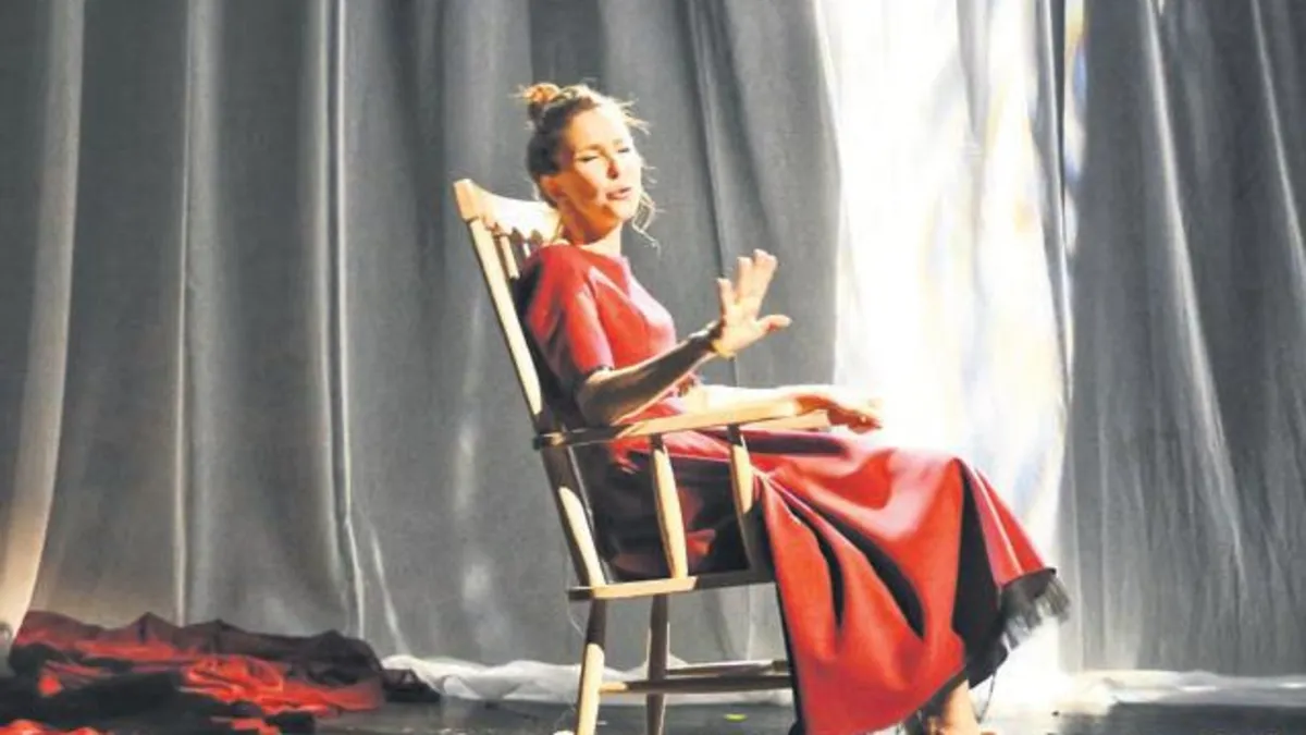 Tek kişilik oyunla sahnede