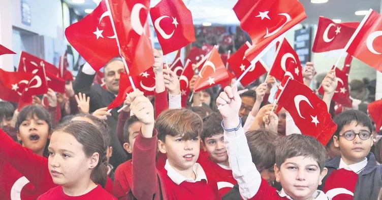 İkinci dönem bayrak coşkusuyla başladı