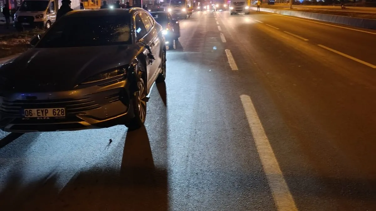 Ağrı’da karşıdan karşıya geçmeye çalışan yayalara otomobil çarptı! 2 ağır yaralı Ağrı’da karşıdan karşıya geçmeye çalışan yayalara otomobil çarptı! 2 ağır yaralı