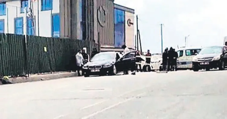 Lüks otomobil içinde başından vuruldu