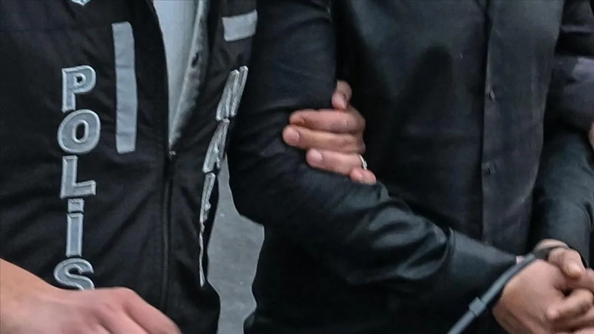 İzmir’de okul saldırısı hazırlığında 2 şüpheliye ev hapsi kararı İzmir’de okul saldırısı hazırlığında 2 şüpheliye ev hapsi kararı