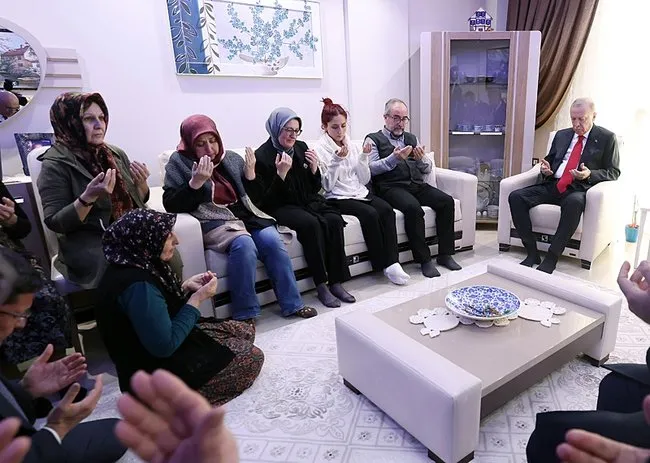 baskan-erdogandan-kuran-tilaveti-fabrika-patlamasinda-vefat-edenlerin-ailesini-ziyaret-etti-1735312278263.jpeg