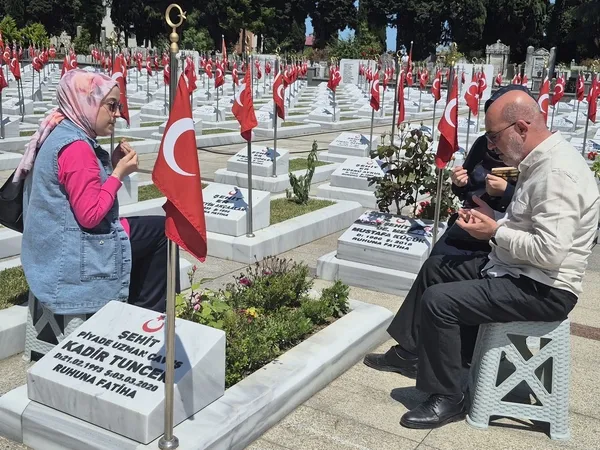 trabzon-sehitliginde-bayram-ziyareti-1779804314942.jpg