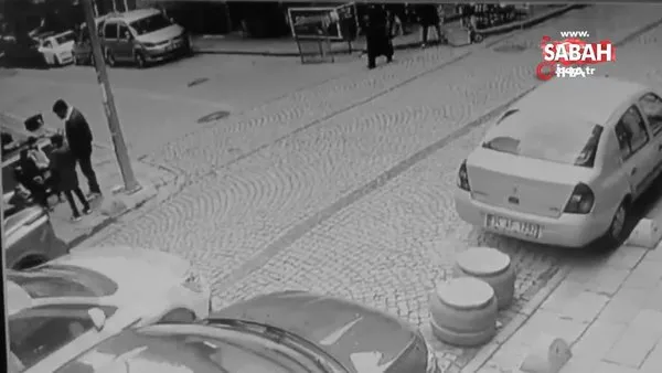 Otomobilin altında kalan kadını vatandaşlar kurtardı... Kaza anı kamerada | Video
