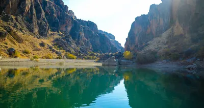 Fırat Nehri’nin saklı kanyonları göz kamaştırıyor
