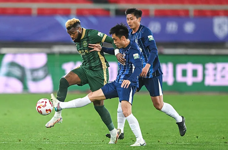 Aaron Boupendza’nın ölümü hiçe sayıldı! Takım arkadaşlarının gol sevinci büyük tepkilere sebep oldu