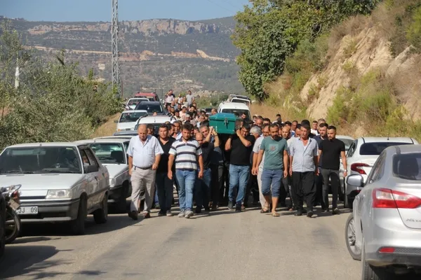 mersinde-ceviz-toplarken-elektrik-akimina-kapilan-kisinin-tabutu-1-kilometre-omuzlarda-tasinarak-topraga-veril-1759235320587.jpg