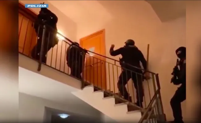 son-dakika-baris-boyun-cetesine-italyada-safak-baskini-bilgiler-turk-polisinden-4-supheli-yakalandi-1766122835940.jpg