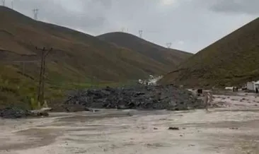 Van-Hakkari karayolunda onlarca araç selde mahsur kaldı #van
