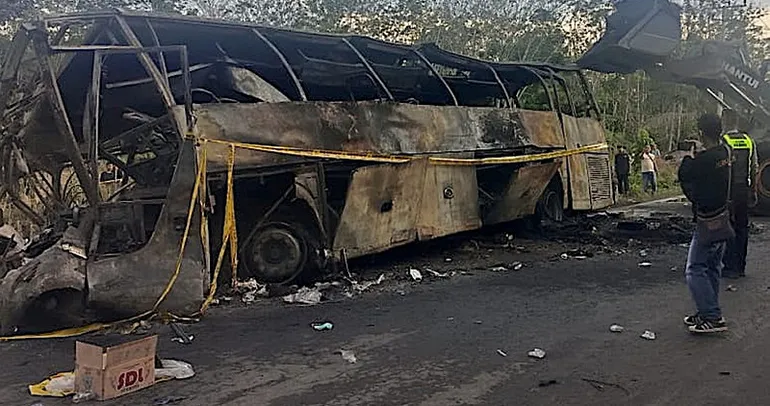 Endonezya’da otobüs ile tanker çarpıştı! 16 ölü