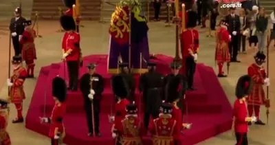 Kraliçe Elizabeth’in naaşı başında bekleyen asker bayıldı | Video