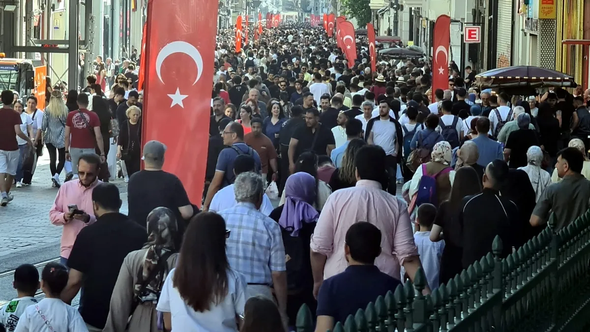 İstanbul’da yaşayanlar bayramda sahillere tarihi mekanlara ve millet bahçelerine akın etti İstanbul’da yaşayanlar bayramda sahillere tarihi mekanlara ve millet bahçelerine akın etti