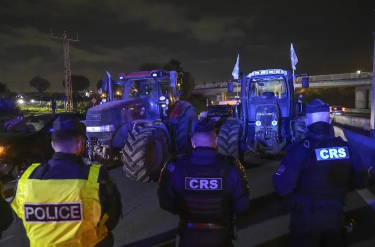 Fransa’da geniş çaplı isyan: Paris’in önlerine ulaşıldı!