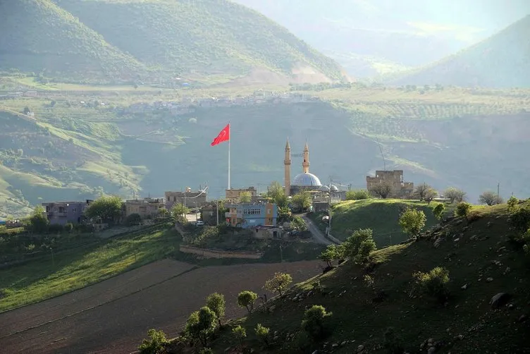 Teröristlerden temizlenen dağlarda dev Türk bayrağı dalgalanıyor!