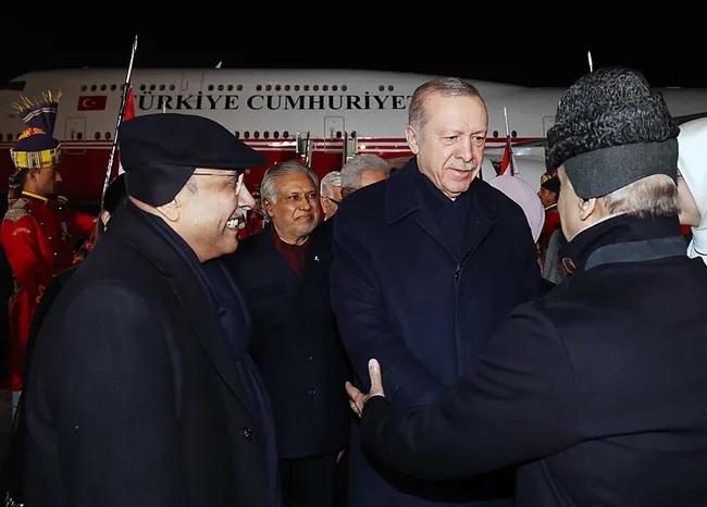 baskan-erdogan-pakistanda-resmi-torenle-karsilaniyor-1739425994510.jpeg