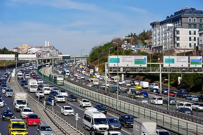 istanbulda-trafik-durma-noktasina-geldi-yogun-yuzde-80e-ulasti-1741706229951.jpg